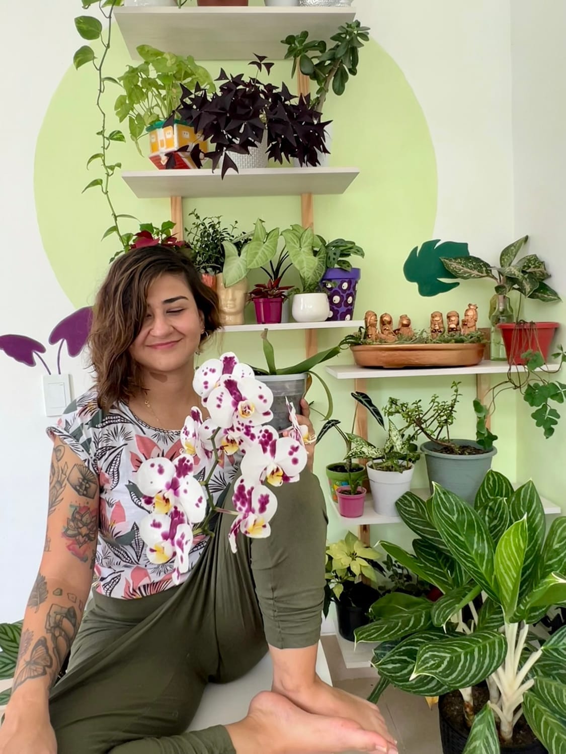 Cindy Potes rodeada de sus plantas y orquídeas
